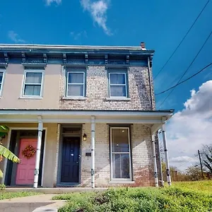 New! Renovated Townhome W/ Putting & Patio! Holiday home